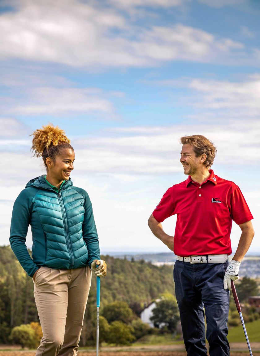 Golf Bad Münstereifel Golferin & Golfer vor Panorama